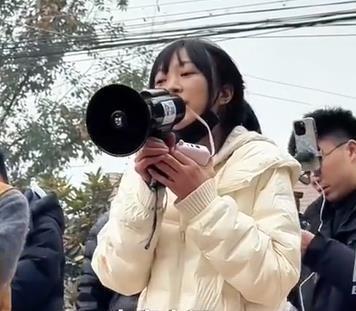 “求助按猪”女孩呆呆一天涨粉150万 网友热情相助