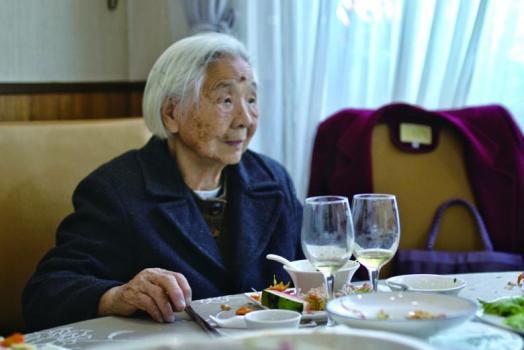 温州101岁老奶奶“反向作息” 晚睡晚起享生活