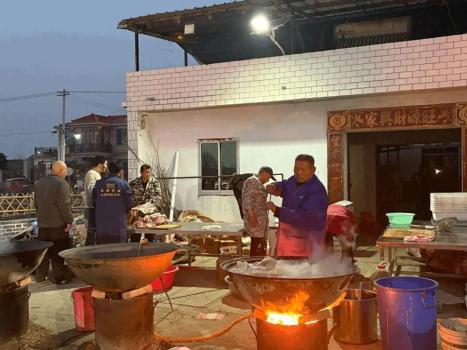 全国多地涌起“杀猪宴”热潮 网红村干部邀你体验年味