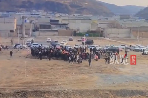 甘肃一工地传有银元多人徒手挖掘 官方回应