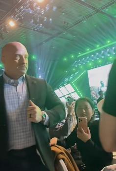 黄仁勋年会现场发橘子 亲民老总送福利