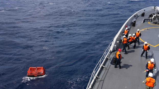 画面公开！南部战区紧急救援外籍货轮 21名船员遇险