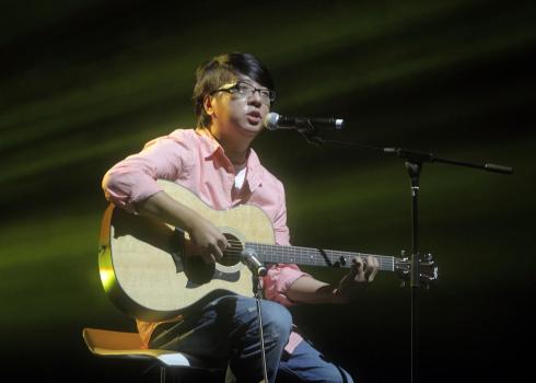 袁惟仁：抱着木吉他的漂流一生 音乐摆渡人离世