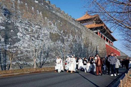 故宫旁的大楼，爆出100多家“格格工厂” 汉服热潮席卷京城