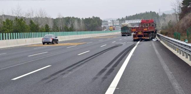 司机体验智驾双手脱把遭大货车追尾 新手司机误操作引发事故