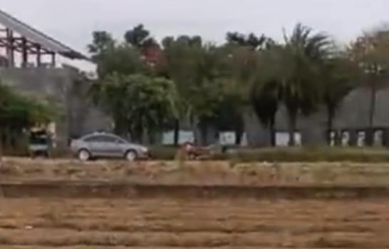 广西来宾一甘蔗地周边出现塌陷深坑 镇政府回应