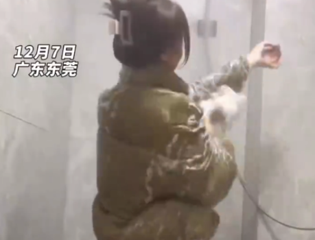 女子展示洗羽绒服：穿身上用花洒淋洗