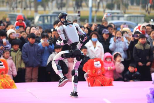 年前机器人走穴忙 热门款日薪8000 一天赶三场活动