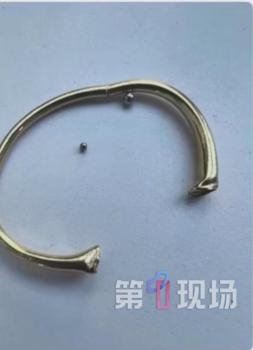 女子网购黄金手镯断裂 竟掉出2颗钢珠 店主紧急召回调查