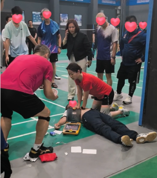 65岁男子心脏骤停球友出手了 生命接力成功救援