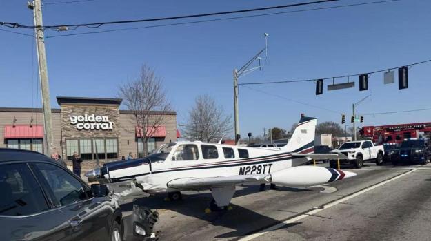 美飞机迫降连撞多车 发动机故障致事故