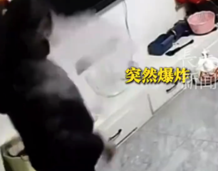 女子用微波炉热卤蛋刚取出瞬间爆炸 俩孩子冲上来抱住妈妈