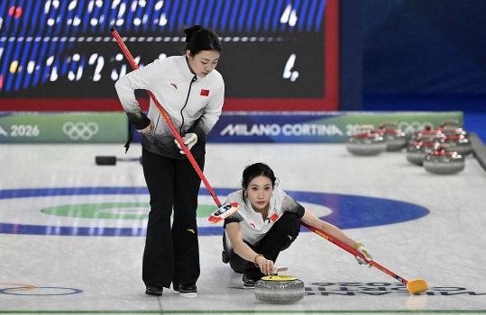 中国冰壶女队逆转绝杀东道主意大利 关键胜利振奋人心