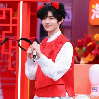 章昊请把假发焊在头上 审美与权力的狂欢