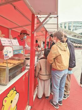 除夕高速服务区飘出“家乡味” 年味盛宴暖人心