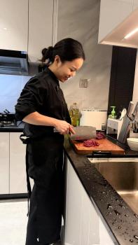 95后私厨上门做年夜饭月入4万多 春节档期爆满