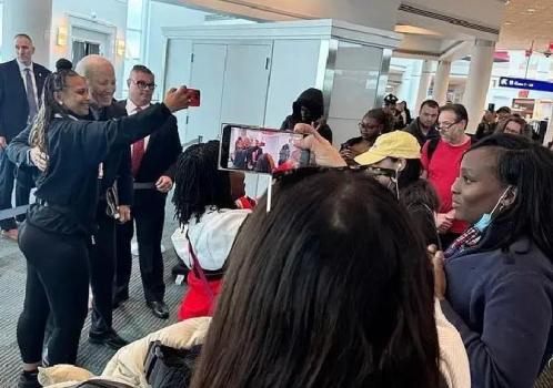 拜登坐飞机被乘客质问加沙现状 卸任总统的尴尬瞬间