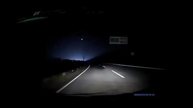 领克回应语音指令误关车头大灯原因 夜间高速事故引发热议