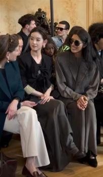 章泽天出席活动气质不输超模 优雅亮相巴黎时装周