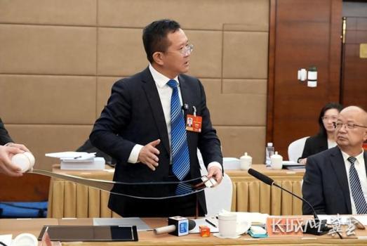 可以卷起来的电池成“显眼包” 创新引领未来方向