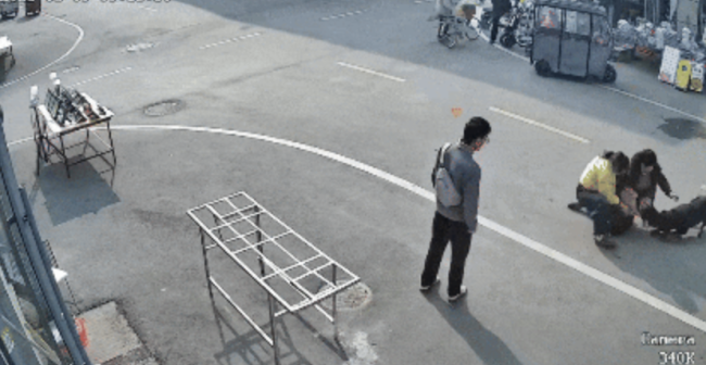 山东临沂一大狗街头撕咬多人 儿童被拖行数米