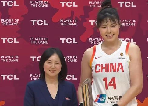 时隔2年回归国家队首秀轰21分11板，她用实力回报宫鲁鸣信任｜上场 李月汝闪耀世预赛