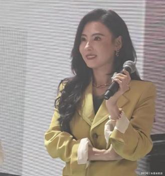 张柏芝亮相上海活动颜值太绝了 港风造型引围观