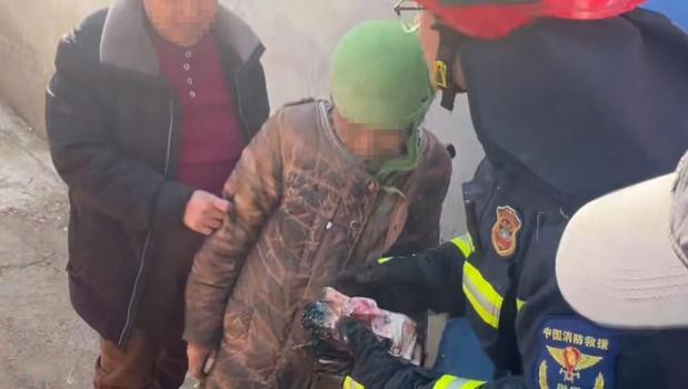 消防极速灭火为老人保住5万余元积蓄 废墟中刨出现金