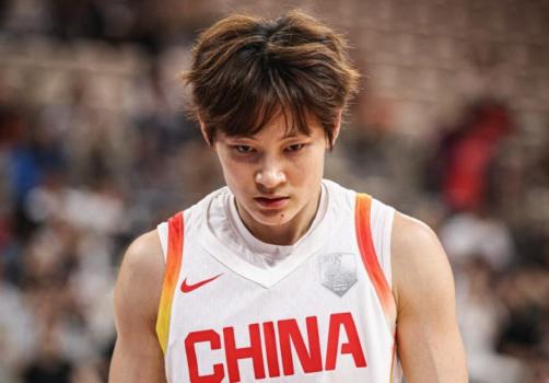 中国篮球罕见一幕！前女篮队长质疑超长集训：我们也需生活｜议起复盘 呼唤更良性训练模式