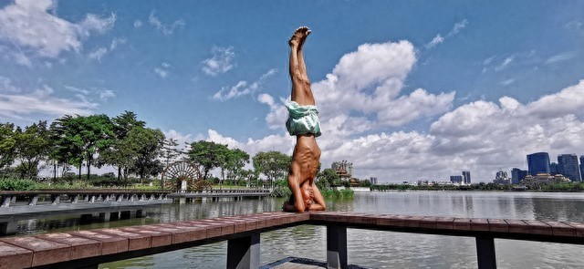 不要命了？女子景区无护栏水边倒立做瑜伽，景区回应引爆全网！