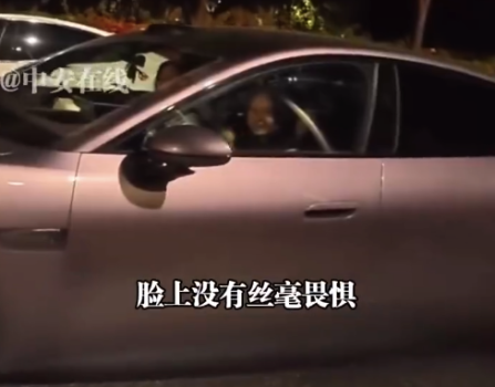 车主斑马线差点撞人被提醒还在笑