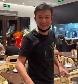 袁成杰探店文章面馆 明星老板热情待客