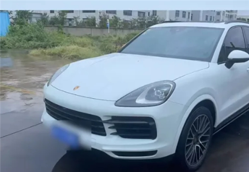 男子证件在手里 豪车却被莫名过户 伪造证件惹祸端