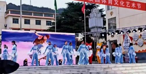 演出服遭退货家属称表演取消 彩排后集体申请退款