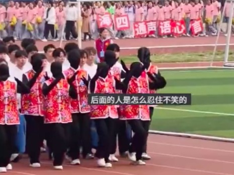 河南一高校学生扮演机器人！春晚同款大花袄机器人直接炸场