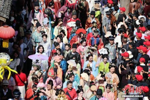 汉服爱好者齐聚阆中古城盛装巡游 沉浸式国风体验引热潮