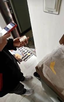 快递员失手摔坏价值2.4万元蓝宝石 全额赔付达成一致