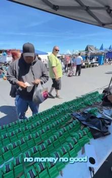 男子回应在美国卖磨刀器走红 摆摊月入六千美元