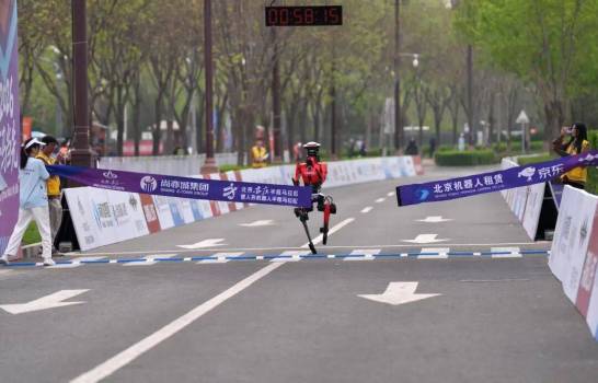 半马上狂奔的不只有机器人还有技术 刷新纪录展现中国智造