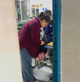 暴雨天班主任为打湿衣裤的学生吹干 爱生如子温暖人心
