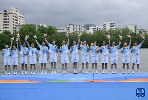 中国12人龙舟女队获金牌 三亚亚沙会夺冠