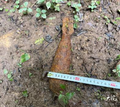深山惊现遗留炮弹特巡警排险 水陆联动除隐患