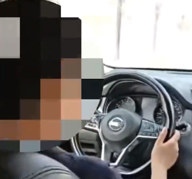 家長(zhǎng)讓12歲孩子開(kāi)車還覺(jué)得有勇氣 交警處罰并教育