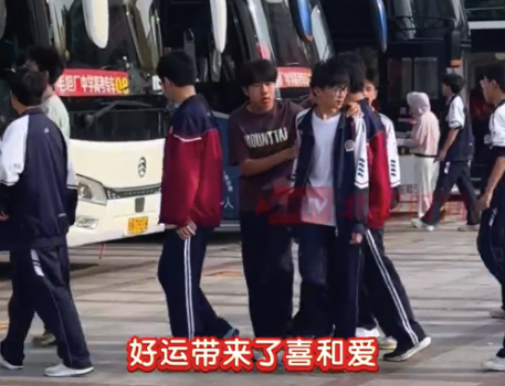毛坦廠中學(xué)學(xué)生伴著好運來出征 毛坦廠送考車牌91666“就要錄錄錄”