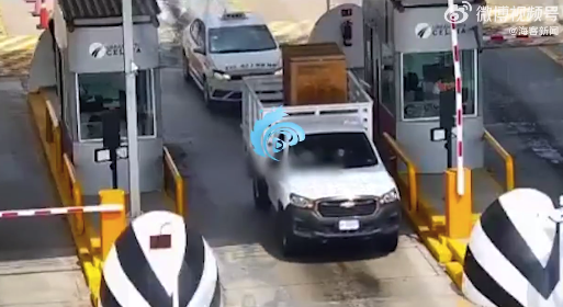 墨西哥一司機(jī)搶劫收費(fèi)站：一腳油門闖過(guò)擋車桿 撞倒路邊警員急速逃逸