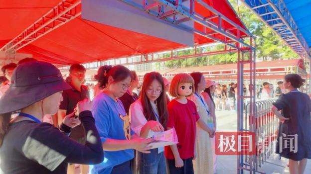 腦癱女孩高考每科多給30%作答時間 愛心陪考助力圓夢