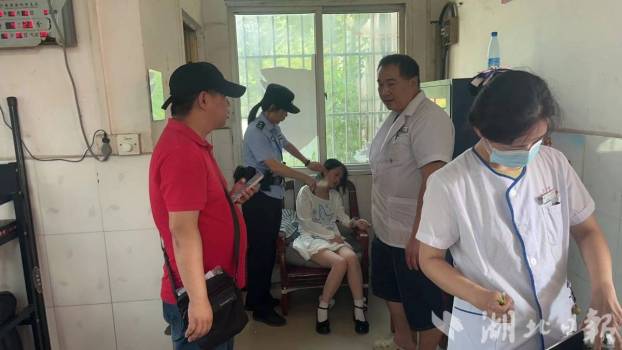 兩學(xué)生先后突發(fā)暈厥 民警及時(shí)施救 緊急通道助救治