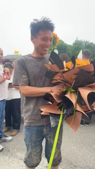 考場外滿身泥水的父親找到了 溫暖整座考場