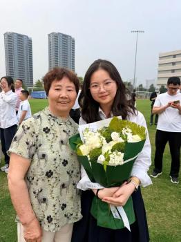 78歲外婆專門送孫女到考場(chǎng)：有外婆在，比什么都管用