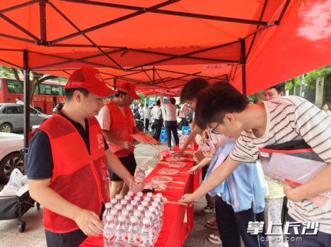 高考考場外有群暖心“紅馬甲” 青年雷鋒班的溫暖守護(hù)